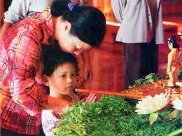 南天寺举行浴佛节园游会，前往参加的母子虔诚浴佛