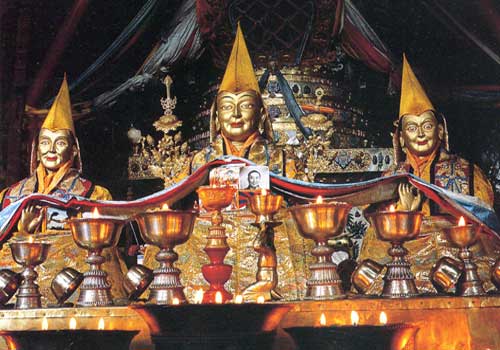 甘丹寺内的师徒三尊像。