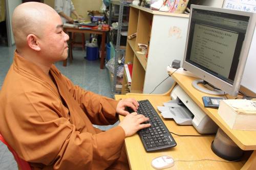 宗宏法师平常使用电脑打稿和流览互联网，善用电脑科技推广佛法。